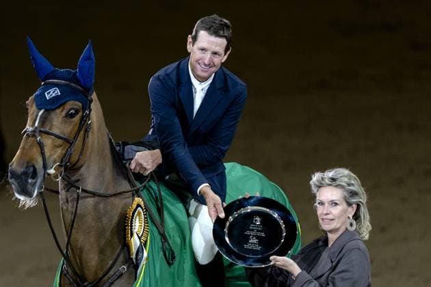 Bilder des Jahres 2023, Sport 03 März Sport Themen der Woche KW10 Winner McLain Ward (USA) at HH Azur receives the scale from Anky van Grunsven during the world cup jumping, during The Dutch Masters Indoor Brabant Horse Show. In Den Bosch, The Netherlands on March 12 2023. ANP SANDER KONING netherlands out - belgium out s Hertogenbosch xVIxxIVx 464818586 originalFilename: 0239047650st.jpg