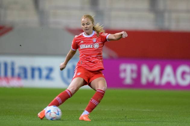 Fußball, Frauen Bundesliga, 20230310, FC Bayern München - MSV Duisburg. Im Bild Glodis Perla VIGGOSDOTTIR (FC Bayern München, 4) Pass Zuspiel Ball. München FC Bayern Campus Bayern Deutschland Copyright: Passion2Press MarkusxFischerx