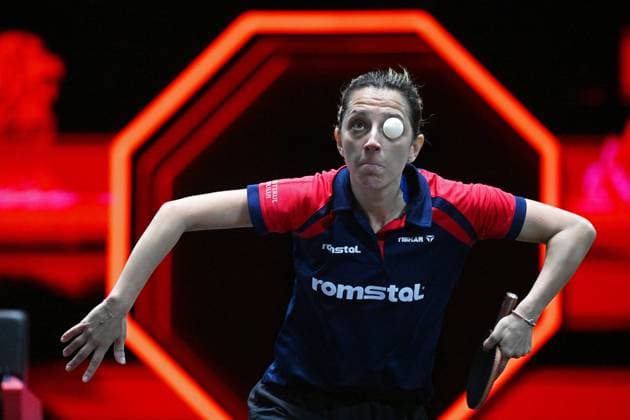 Bilder des Jahres 2023, Sport 03 März Sport Themen der Woche KW11 Sport Bilder des Tages (230313) -- SINGAPORE, March 13, 2023 -- Elizabeta Samara of Romania serves during the women s singles round of 32 match against Chen Meng of China at the World Table tennis, Tischtennis (WTT) Singapore Smash in Singapore, March 13, 2023. (Photo by Xinhua) (SP)SINGAPORE-TABLE TENNIS-WTT-WOMEN S SINGLES ThenxChihxWey 