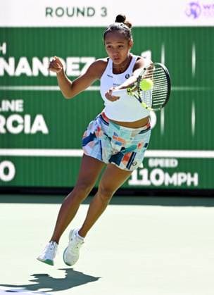 INDIAN WELLS, CA - MARCH 13: Leylah Fernandez of Canada returns the ball during a tennis match at the BNP Paribas Open played on March 13, 2023 at the Indian Wells Tennis Garden in Indian Wells, CA. (Photo by John Cordes Icon Sportswire) TENNIS: MAR 13 BNP Paribas Open Icon506230313002