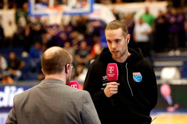 14.03.2023, easyCredit Basketball Bundesliga, BBL, Saison 2022 2023, Herren, Syntainics MBC - Alba Berlin, 4, Mario Ihring, Syntainics MBC im Gespräch mit Magenta TV Weißenfels Stadthalle Sachsen-Anhalt Germany