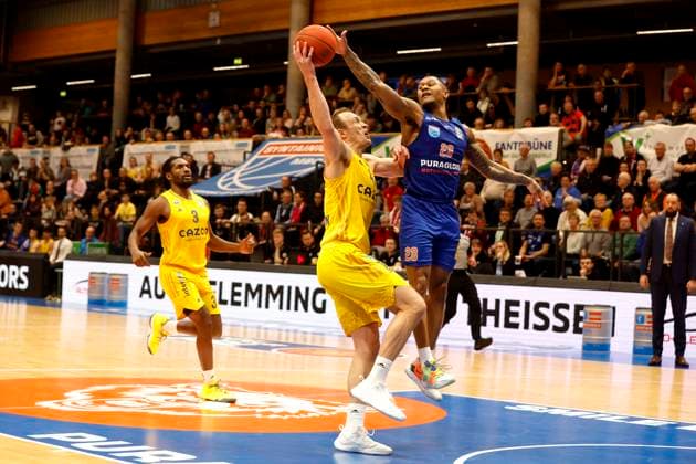 14.03.2023, easyCredit Basketball Bundesliga, BBL, Saison 2022 2023, Herren, Syntainics MBC - Alba Berlin, 23, Charles Callison, Syntainics MBC blockt 43, Luke Sikma, Alba Berlin Weißenfels Stadthalle Sachsen-Anhalt Germany