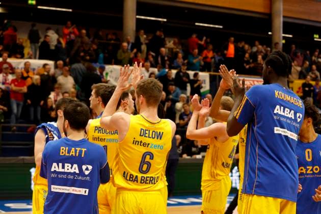 14.03.2023, easyCredit Basketball Bundesliga, BBL, Saison 2022 2023, Herren, Syntainics MBC - Alba Berlin, Alba Berlin bedankt sich bei den Fans nach dem Spiel Weißenfels Stadthalle Sachsen-Anhalt Germany