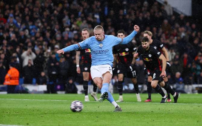 Sport Bilder des Tages Manchester City - RB Leipzig 14.03.2023 Manchester, 14.03.2023, Etihad Stadium, Fussball, UEFA Champions League, Achtelfinale, Rückspiel , Manchester City vs. RB Leipzig , Tor für Manchester zum 1:0. Im Bild: Torschütze Erling Haaland (9, Manchester) trifft per verwandelten Elfmeter , Nur zur redaktionellen Nutzung. Only editorial use. , UEFA regulations prohibit any use of photographs as image sequences and or quasi-video. ,