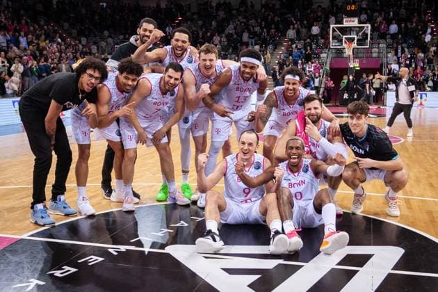 Sport Themen der Woche KW11 Sport Bilder des Tages Basketball Champions League, Telekom Baskets Bonn vs. Bàsquet BAXI Manresa, 14.03.2023 Die Telekom Baskets feiern den Gruppensieg *** Basketball Champions League, Telekom Baskets Bonn vs Bàsquet BAXI Manresa, 14 03 2023 Telekom Baskets celebrate winning the group Copyright: xBEAUTIFULxSPORTS Derixx