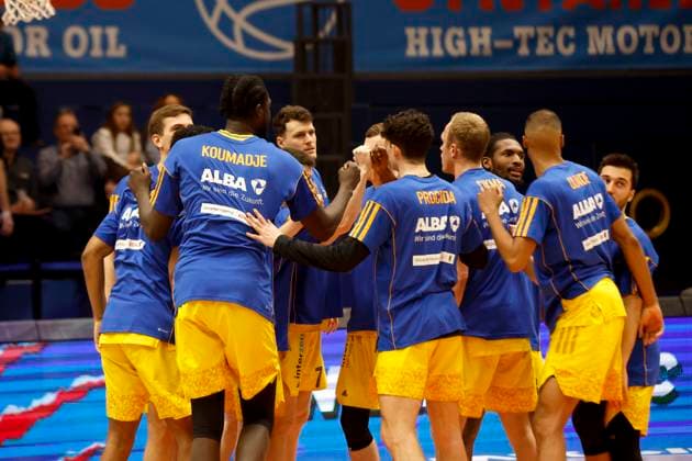 14.03.2023, easyCredit Basketball Bundesliga, BBL, Saison 2022 2023, Herren, Syntainics MBC - Alba Berlin, Schulterschluss Alba Berlin Weißenfels Stadthalle Sachsen-Anhalt Germany