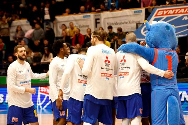14.03.2023, easyCredit Basketball Bundesliga, BBL, Saison 2022 2023, Herren, Syntainics MBC - Alba Berlin, Schulterschluss, Syntainics MBC Weißenfels Stadthalle Sachsen-Anhalt Germany