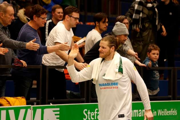 14.03.2023, easyCredit Basketball Bundesliga, BBL, Saison 2022 2023, Herren, Syntainics MBC - Alba Berlin, 54, John Bryant, Syntainics MBC bedankt sich bei den Fans Weißenfels Stadthalle Sachsen-Anhalt Germany