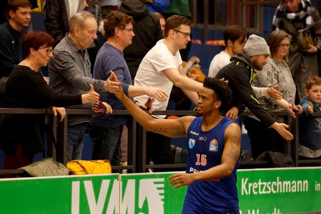 14.03.2023, easyCredit Basketball Bundesliga, BBL, Saison 2022 2023, Herren, Syntainics MBC - Alba Berlin, 15, Stephon Jelks, Syntainics MBC bedankt sich bei den Fans Weißenfels Stadthalle Sachsen-Anhalt Germany