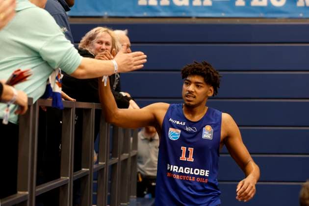 14.03.2023, easyCredit Basketball Bundesliga, BBL, Saison 2022 2023, Herren, Syntainics MBC - Alba Berlin, 11, Kostja Mushidi, Syntainics MBC bedankt sich bei den Fans Weißenfels Stadthalle Sachsen-Anhalt Germany