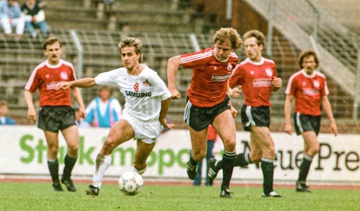 RECORD DATE NOT STATED Aus 1. BL. Saison 1987 88 Hannover 96 - 1. FC Köln 0:3 am 21.05.1988. Im Foto: V.li.: Andreas Palasz Pierre Litbarski vom FC Peter Hobday Andreas Müller und Karl-Heinz Geils *** From 1 BL season 1987 88 Hannover 96 1 FC Köln 0 3 on 21 05 1988 In the photo V li Andreas Palasz Pierre Litbarski from FC Peter Hobday Andreas Müller and Karl Heinz Geils