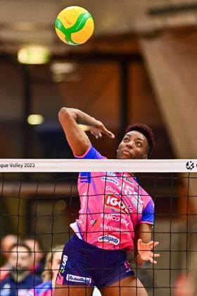 CEV CL 1 4 Allianz MTV Stuttgart - Igor Gorgonzola Novara CEV, Champions League, Viertelfinale, Volleyball, Damen, Saison 2022 23, Allianz MTV Stuttgart (in Blau), gegen Igor Gorgonzola Novara (Italien, Pink), Julia Ituma, Copyright: xBEAUTIFULxSPORTS TomxBlochx