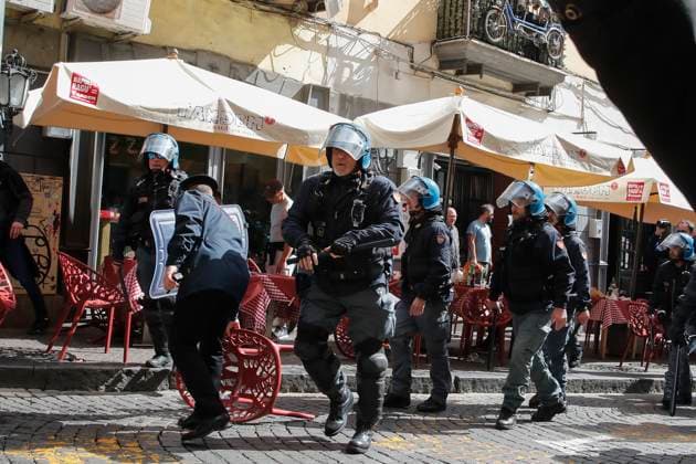 Italian police follow Eintracht Frankfurt fans walking through the streets of the city of Naples before the UEFA Champions League round of 16 return match between SSC Napoli and Eintracht Frankfurt.  Copyright: xSalvatorexLaporta KONTROLABx xipx xKontrolabx 0239327176st