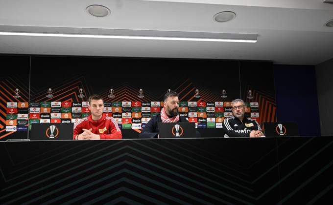 Fussball, Herren, Saison 2022 2023, Europa League, Pressekonferenz des 1. FC Union Berlin am Tag vor dem Achtelfinal-Rückspiel bei Royale Union Saint-Gilloise im Lotto Park Brüssel, v. l. Robin Knoche (1. FC Union Berlin), Stadion- und Pressesprecher Christian Arbeit (1. FC Union Berlin), Trainer Urs Fischer (1. FC Union Berlin), 15.03. 2023, Copyright: xMatthiasxKochx