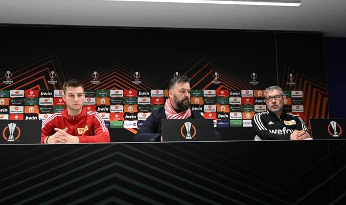 Fussball, Herren, Saison 2022 2023, Europa League, Pressekonferenz des 1. FC Union Berlin am Tag vor dem Achtelfinal-Rückspiel bei Royale Union Saint-Gilloise im Lotto Park Brüssel, v. l. Robin Knoche (1. FC Union Berlin), Stadion- und Pressesprecher Christian Arbeit (1. FC Union Berlin), Trainer Urs Fischer (1. FC Union Berlin), 15.03. 2023, Copyright: xMatthiasxKochx