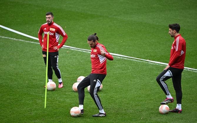 Fussball, Herren, Saison 2022 2023, Europa League, Pressekonferenz des 1. FC Union Berlin am Tag vor dem Achtelfinal-Rückspiel bei Royale Union Saint-Gilloise im Lotto Park Brüssel, v. l. Josip Juranovic (1. FC Union Berlin), Christopher Trimmel (1. FC Union Berlin), Rani Khedira (1. FC Union Berlin), 15.03. 2023, Copyright: xMatthiasxKochx