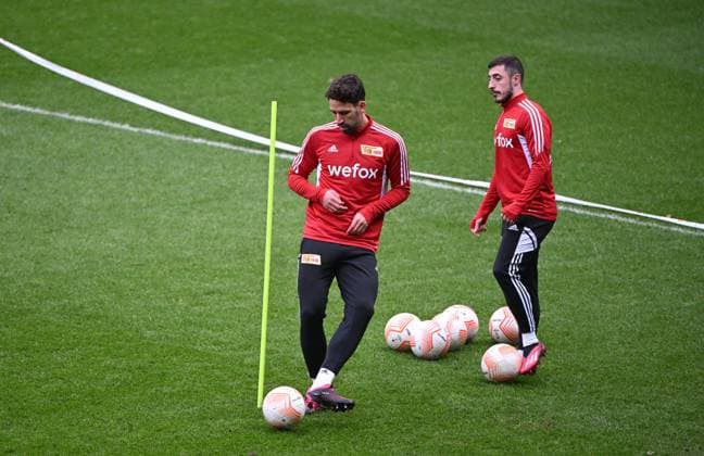 Fussball, Herren, Saison 2022 2023, Europa League, Pressekonferenz des 1. FC Union Berlin am Tag vor dem Achtelfinal-Rückspiel bei Royale Union Saint-Gilloise im Lotto Park Brüssel, v. l. Rani Khedira (1. FC Union Berlin), Josip Juranovic (1. FC Union Berlin), 15.03. 2023, Copyright: xMatthiasxKochx