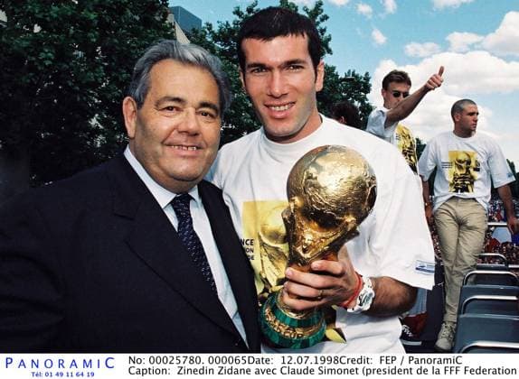 Zinedin Zidane avec Claude Simonet (president de la FFF Federation Francaise de Football) - Defile sur les Champs Elysees - Traversee de Paris en bus de l Equipe de France le lendemain de leur victoire - France Bresil - Finale - 12.07.1998 - Mondial 1998 -Coupe du Monde 1998 - Foot Football - largeur attitude gardien goal joie bus car foule public archive fete joie archives trophee coupe champions champion joie victoire Retro France 1998 - Mondial -Coupe du Monde Fep Panoramic 