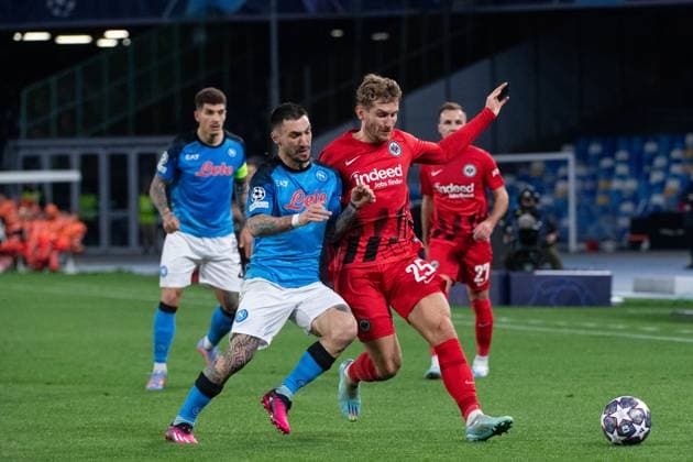 Christopher Lenz (Eintracht Frankfurt, 25) im Zweikampf mit Mattteo Politano (SSC Neapel, 21), ITA, SSC Neapel vs. Eintracht Frankfurt, Fussball UEFA Champions League, Achtelfinale Rueckspiel, Spielzeit 2022 2023, 15.03.2023 ITA, SSC Neapel vs. Eintracht Frankfurt, Fussball UEFA Champions League, Achtelfinale Rueckspiel, Spielzeit 2022 2023, 15.03.2023 Neapel Copyright: xEibner-Pressefoto Memmlerx EP_MMR