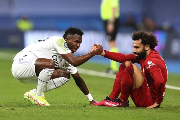 Sport Themen der Woche KW11 Real Madrid v Liverpool 15 March 2023, Madrid - UEFA Champion™s League Football - Round of 16, 2nd Leg - Real Madrid v Liverpool - Mohamed Salah of Liverpool is helped up by Vinicius Junior of Real Madrid - Photo: Charlotte Wilson Offside. Madrid Spain *** Real Madrid gegen Liverpool 15. März 2023, Madrid UEFA Champions™s League Fußball Achtelfinale, 2. Spiel Real Madrid gegen Liverpool Mohamed Salah von Liverpool wird von Vinicius Junior von Real Madrid unterstützt Foto Charlotte Wilson Abseits Madrid Spanien  Copyright: xCharlottexWilsonx xOffsidexOffside
