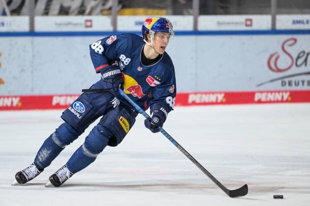 Eishockey, DEL, 20230315, EHC Red Bull München - Bremerhaven Pinguins. Im Bild Julian LUTZ (EHC Red Bull München, 88) Puck Portrait Ganzkörper ganze volle Figur. München Olympiaeisstadion München Bayern Deutschland *** Ice Hockey, DEL, 20230315, EHC Red Bull Munich Bremerhaven Penguins In Picture Julian LUTZ EHC Red Bull Munich, 88 Puck Portrait Full Body Whole Full Figure Munich Olympiaeisstadion Munich Bavaria Germany Copyright: Passion2Press MarkusxFischerx