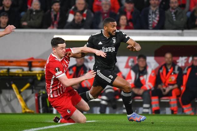 Sport Bilder des Tages Fussball Europa League Achtelfinale Rueckspiel - 22 23 - SC Freiburg vs. Juventus Turin - 16-03-2023 Michael Gregoritsch (SC Freiburg 38) im Zweikampf mit Gleison Bremer (Juventus Turin 3). Fussball Europa League Achtelfinale Rueckspiel: SC Freiburg vs. Juventus Turin am Donnerstag, den 16. Maerz 2023 im Europa-Park Stadion in Freiburg im Breisgau Copyright: xBEAUTIFULxSPORTS GerdxGruendlx
