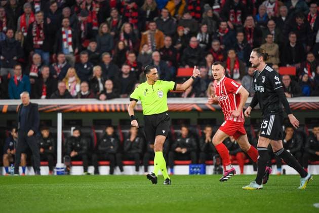 Fussball Europa League Achtelfinale Rueckspiel - 22 23 - SC Freiburg vs. Juventus Turin - 16-03-2023 Schiedsrichter Serdar Goezuebueyuek (NED). Fussball Europa League Achtelfinale Rueckspiel: SC Freiburg vs. Juventus Turin am Donnerstag, den 16. Maerz 2023 im Europa-Park Stadion in Freiburg im Breisgau Copyright: xBEAUTIFULxSPORTS GerdxGruendlx