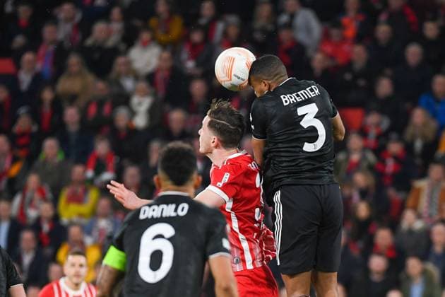 Fussball Europa League Achtelfinale Rueckspiel - 22 23 - SC Freiburg vs. Juventus Turin - 16-03-2023 Gleison Bremer (Juventus Turin 3) beim Kopfballduell mit Michael Gregoritsch (SC Freiburg 38). Fussball Europa League Achtelfinale Rueckspiel: SC Freiburg vs. Juventus Turin am Donnerstag, den 16. Maerz 2023 im Europa-Park Stadion in Freiburg im Breisgau Copyright: xBEAUTIFULxSPORTS GerdxGruendlx