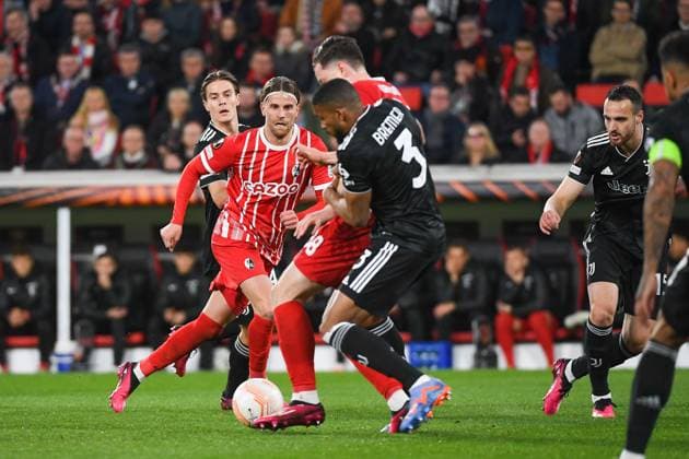 Fussball Europa League Achtelfinale Rueckspiel - 22 23 - SC Freiburg vs. Juventus Turin - 16-03-2023 Gleison Bremer (Juventus Turin 3) im Zweikampf mit Michael Gregoritsch (SC Freiburg 38) und Lucas Hoeler (SC Freiburg 9). Fussball Europa League Achtelfinale Rueckspiel: SC Freiburg vs. Juventus Turin am Donnerstag, den 16. Maerz 2023 im Europa-Park Stadion in Freiburg im Breisgau Copyright: xBEAUTIFULxSPORTS GerdxGruendlx