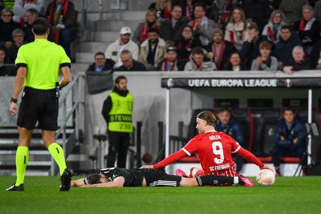 Fussball Europa League Achtelfinale Rueckspiel - 22 23 - SC Freiburg vs. Juventus Turin - 16-03-2023 Lucas Hoeler (SC Freiburg 9) nach Zweikampf mit Federico Gatti (Juventus Turin 15). Fussball Europa League Achtelfinale Rueckspiel: SC Freiburg vs. Juventus Turin am Donnerstag, den 16. Maerz 2023 im Europa-Park Stadion in Freiburg im Breisgau Copyright: xBEAUTIFULxSPORTS GerdxGruendlx