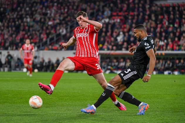 Fussball Europa League Achtelfinale Rueckspiel - 22 23 - SC Freiburg vs. Juventus Turin - 16-03-2023 Michael Gregoritsch (SC Freiburg 38) im Zweikampf mit Gleison Bremer (Juventus Turin 3). Fussball Europa League Achtelfinale Rueckspiel: SC Freiburg vs. Juventus Turin am Donnerstag, den 16. Maerz 2023 im Europa-Park Stadion in Freiburg im Breisgau Copyright: xBEAUTIFULxSPORTS GerdxGruendlx