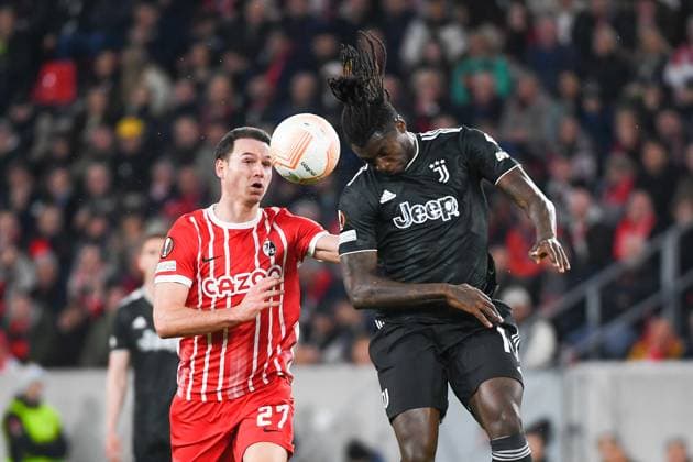 Sport Bilder des Tages Fussball Europa League Achtelfinale Rueckspiel - 22 23 - SC Freiburg vs. Juventus Turin - 16-03-2023 Nicolas Hoefler (SC Freiburg 27) beim Kopfballduell mit Moise Kean (Juventus Turin 18). Fussball Europa League Achtelfinale Rueckspiel: SC Freiburg vs. Juventus Turin am Donnerstag, den 16. Maerz 2023 im Europa-Park Stadion in Freiburg im Breisgau Copyright: xBEAUTIFULxSPORTS GerdxGruendlx