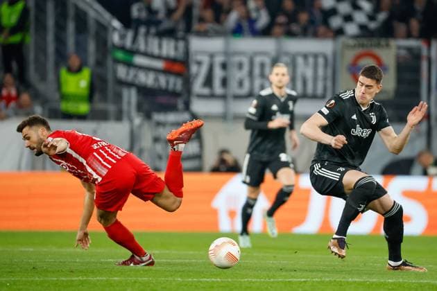 Manuel Gulde (SC Freiburg, 05) und Dusan Vlahovic (Juventus Turin, 09) im Kampf um den Ball , GER, SC Freiburg vs. Juventus Turin, Fussball, UEFA Europa League, Achtelfinale, 16.03.2023 GER, SC Freiburg vs. Juventus Turin, Fussball, UEFA Europa League, Achtelfinale, 16.03.2023 Freiburg im Breisgau Copyright: xEibner-Pressefoto GrantxHubbsx EP_GHS