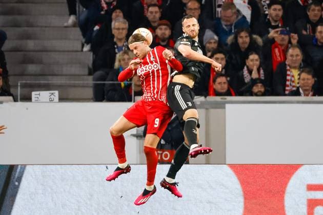 Lucas Hoeler (SC Freiburg, 09) und Federico Gatti (Juventus Turin, 15) beim Kopfballduell , GER, SC Freiburg vs. Juventus Turin, Fussball, UEFA Europa League, Achtelfinale, 16.03.2023 GER, SC Freiburg vs. Juventus Turin, Fussball, UEFA Europa League, Achtelfinale, 16.03.2023 Freiburg im Breisgau Copyright: xEibner-Pressefoto GrantxHubbsx EP_GHS