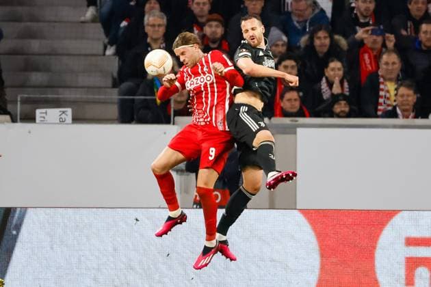 Lucas Hoeler (SC Freiburg, 09) und Federico Gatti (Juventus Turin, 15) beim Kopfballduell , GER, SC Freiburg vs. Juventus Turin, Fussball, UEFA Europa League, Achtelfinale, 16.03.2023 GER, SC Freiburg vs. Juventus Turin, Fussball, UEFA Europa League, Achtelfinale, 16.03.2023 Freiburg im Breisgau Copyright: xEibner-Pressefoto GrantxHubbsx EP_GHS