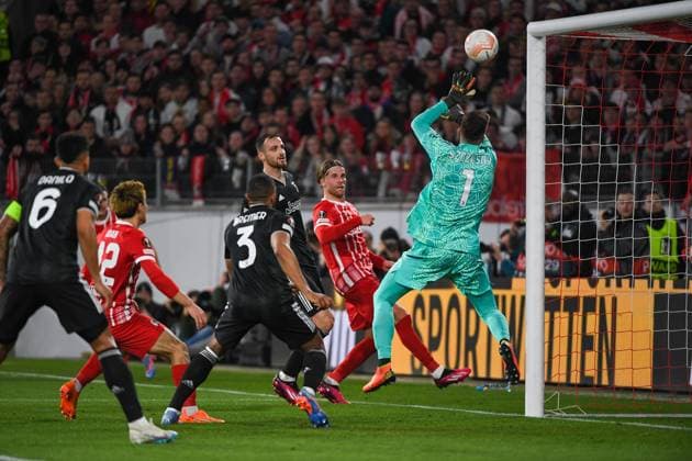 Fussball Europa League Achtelfinale Rueckspiel - 22 23 - SC Freiburg vs. Juventus Turin - 16-03-2023 Lucas Hoeler (SC Freiburg 9) mit einem Schuss aufs Tor gegen Wojciech Szczesny (Juventus Turin 1). Fussball Europa League Achtelfinale Rueckspiel: SC Freiburg vs. Juventus Turin am Donnerstag, den 16. Maerz 2023 im Europa-Park Stadion in Freiburg im Breisgau Copyright: xBEAUTIFULxSPORTS GerdxGruendlx