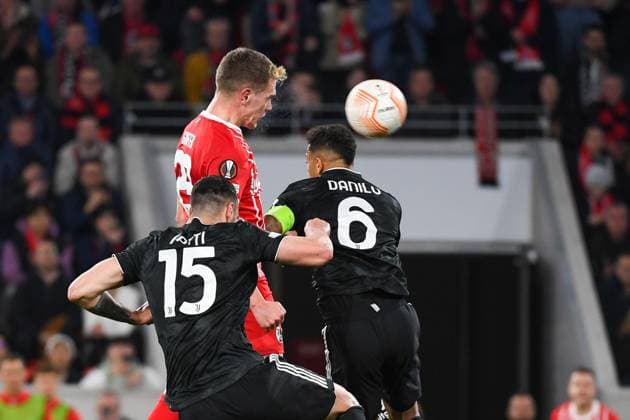 Fussball Europa League Achtelfinale Rueckspiel - 22 23 - SC Freiburg vs. Juventus Turin - 16-03-2023 Matthias Ginter (SC Freiburg 28) beim Kopfballduell mit Luiz da Silva Danilo (Juventus Turin 6). Fussball Europa League Achtelfinale Rueckspiel: SC Freiburg vs. Juventus Turin am Donnerstag, den 16. Maerz 2023 im Europa-Park Stadion in Freiburg im Breisgau Copyright: xBEAUTIFULxSPORTS GerdxGruendlx