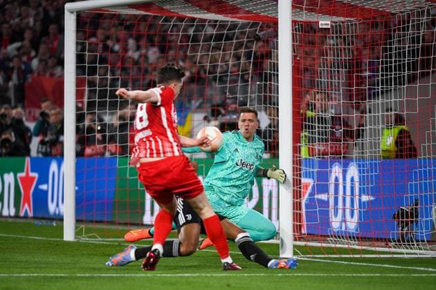 Fussball Europa League Achtelfinale Rueckspiel - 22 23 - SC Freiburg vs. Juventus Turin - 16-03-2023 Michael Gregoritsch (SC Freiburg 38) im Zweikampf mit Gleison Bremer (Juventus Turin 3) und Wojciech Szczesny (Juventus Turin 1). Fussball Europa League Achtelfinale Rueckspiel: SC Freiburg vs. Juventus Turin am Donnerstag, den 16. Maerz 2023 im Europa-Park Stadion in Freiburg im Breisgau Copyright: xBEAUTIFULxSPORTS GerdxGruendlx