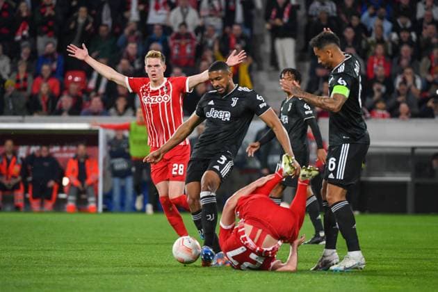 Fussball Europa League Achtelfinale Rueckspiel - 22 23 - SC Freiburg vs. Juventus Turin - 16-03-2023 Gleison Bremer (Juventus Turin 3) im Zweikampf mit Nicolas Hoefler (SC Freiburg 27). Fussball Europa League Achtelfinale Rueckspiel: SC Freiburg vs. Juventus Turin am Donnerstag, den 16. Maerz 2023 im Europa-Park Stadion in Freiburg im Breisgau Copyright: xBEAUTIFULxSPORTS GerdxGruendlx