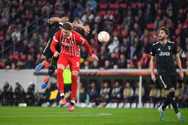Fussball Europa League Achtelfinale Rueckspiel - 22 23 - SC Freiburg vs. Juventus Turin - 16-03-2023 Lucas Hoeler (SC Freiburg 9) beim Kopfballduell mit Gleison Bremer (Juventus Turin 3). Fussball Europa League Achtelfinale Rueckspiel: SC Freiburg vs. Juventus Turin am Donnerstag, den 16. Maerz 2023 im Europa-Park Stadion in Freiburg im Breisgau Copyright: xBEAUTIFULxSPORTS GerdxGruendlx
