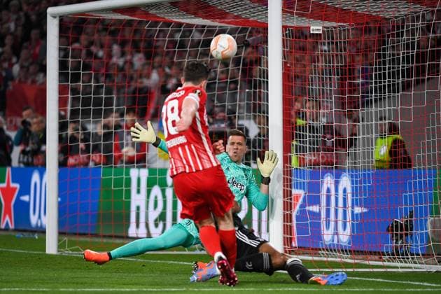 Fussball Europa League Achtelfinale Rueckspiel - 22 23 - SC Freiburg vs. Juventus Turin - 16-03-2023 Michael Gregoritsch (SC Freiburg 38) im Zweikampf mit Gleison Bremer (Juventus Turin 3) und Wojciech Szczesny (Juventus Turin 1). Fussball Europa League Achtelfinale Rueckspiel: SC Freiburg vs. Juventus Turin am Donnerstag, den 16. Maerz 2023 im Europa-Park Stadion in Freiburg im Breisgau Copyright: xBEAUTIFULxSPORTS GerdxGruendlx