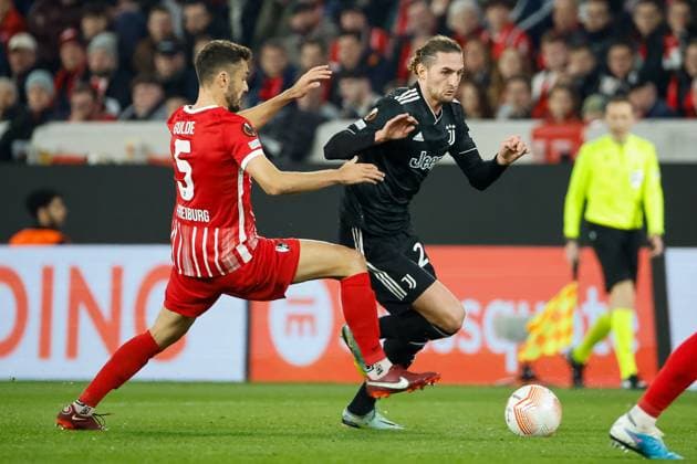 Manuel Gulde (SC Freiburg, 05) und Adrien Rabiot (Juventus Turin, 25) im Zweikampf , GER, SC Freiburg vs. Juventus Turin, Fussball, UEFA Europa League, Achtelfinale, 16.03.2023 GER, SC Freiburg vs. Juventus Turin, Fussball, UEFA Europa League, Achtelfinale, 16.03.2023 Freiburg im Breisgau Copyright: xEibner-Pressefoto GrantxHubbsx EP_GHS