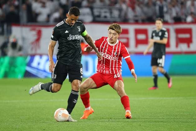 16.03.2023, xtvx, Fussball UEFA Europa League 1 8 Finale, SC Freiburg - Juventus Turin emspor, v.l. Danilo (Juventus Turin) Ritsu Doan (SC Freiburg) Zweikampf, Aktion, action, battle for the ball (DFL DFB REGULATIONS PROHIBIT ANY USE OF PHOTOGRAPHS as IMAGE SEQUENCES and or QUASI-VIDEO) Freiburg