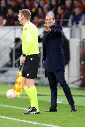 16.03.2023, xtvx, Fussball UEFA Europa League 1 8 Finale, SC Freiburg - Juventus Turin emspor, v.l. Trainer Coach Massimiliano Allegri (Juventus Turin) gestikuliert gibt Anweisungen mit den Armen gestikulieren gives instructions, gesticulate. (DFL DFB REGULATIONS PROHIBIT ANY USE OF PHOTOGRAPHS as IMAGE SEQUENCES and or QUASI-VIDEO) Freiburg