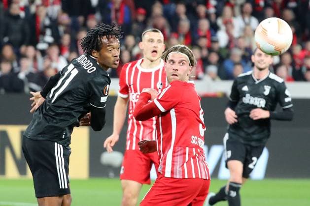 16.03.2023, xtvx, Fussball UEFA Europa League 1 8 Finale, SC Freiburg - Juventus Turin emspor, v.l. Juan Cuadrado (Juventus Turin) Lucas Hoeler (SC Freiburg) Zweikampf, Aktion, action, battle for the ball (DFL DFB REGULATIONS PROHIBIT ANY USE OF PHOTOGRAPHS as IMAGE SEQUENCES and or QUASI-VIDEO) Freiburg