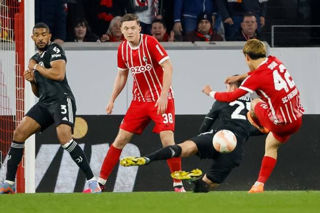 Adrien Rabiot (Juventus Turin, 25) blockt den Schuss von Ritsu Doan (SC Freiburg, 42) , GER, SC Freiburg vs. Juventus Turin, Fussball, UEFA Europa League, Achtelfinale, 16.03.2023 GER, SC Freiburg vs. Juventus Turin, Fussball, UEFA Europa League, Achtelfinale, 16.03.2023 Freiburg im Breisgau Copyright: xEibner-Pressefoto GrantxHubbsx EP_GHS