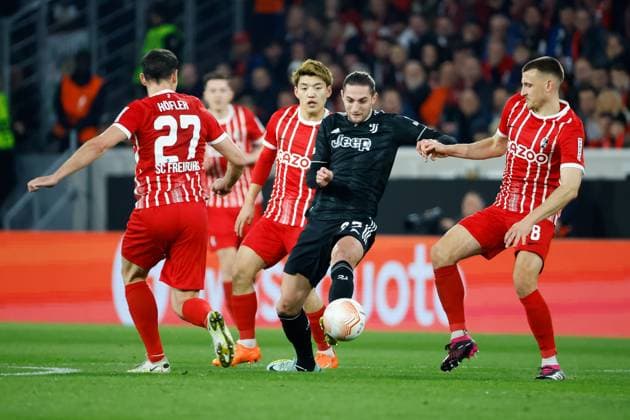 Nicolas Hoefler (SC Freiburg, 27), Ritsu Doan (SC Freiburg, 42), Adrien Rabiot (Juventus Turin, 25) und Maximilian Eggestein (SC Freiburg, 08) im Kampf um den Ball , GER, SC Freiburg vs. Juventus Turin, Fussball, UEFA Europa League, Achtelfinale, 16.03.2023 GER, SC Freiburg vs. Juventus Turin, Fussball, UEFA Europa League, Achtelfinale, 16.03.2023 Freiburg im Breisgau Copyright: xEibner-Pressefoto GrantxHubbsx EP_GHS