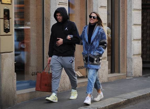 Milan, 16-03-2023 NicolÃ² Barella, footballer for INTER and the Italian national team, Nationalteam strolls through the streets of the center with his wife Federica and daughter Rebecca, accompanied by her grandfather.  Copyright: xMimmoxCarrierox xipa-agency.netx xMIMMOxCARRIERO-x 0239471848st