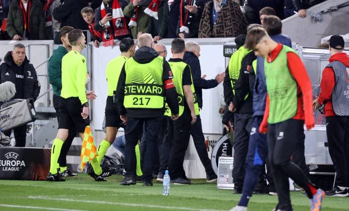 16.03.23 SC Freiburg - Juventus Turin Deutschland, Freiburg, 16.03.2023, Fussball, Europa League, Achtelfinale, SC Freiburg - Juventus Turin: v.l. Sedar Gözübüyük (Schiedsrichter), Christian Streich (Trainer SC Freiburg).