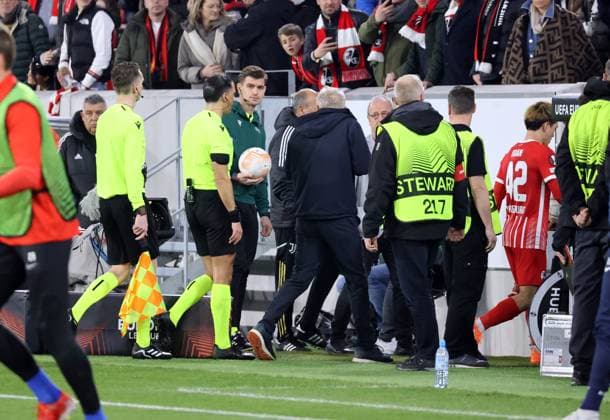 16.03.23 SC Freiburg - Juventus Turin Deutschland, Freiburg, 16.03.2023, Fussball, Europa League, Achtelfinale, SC Freiburg - Juventus Turin: v.l. Sedar Gözübüyük (Schiedsrichter), Christian Streich (Trainer SC Freiburg).